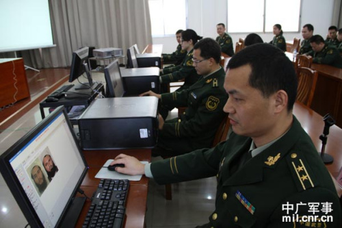 选手正在进行上机操作竞赛 选手正在进行上机操作竞赛