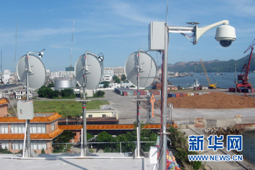 广东边防总队在重点渔港码头安装的监控设备成了确保平安的有力武器。赵雷 摄 广东边防总队在重点渔港码头安装的监控设备成了确保平安的有力武器。赵雷 摄
