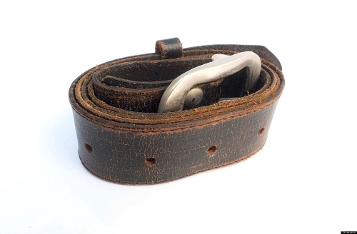 美国一房客拖欠房租被房东用皮带抽屁股图