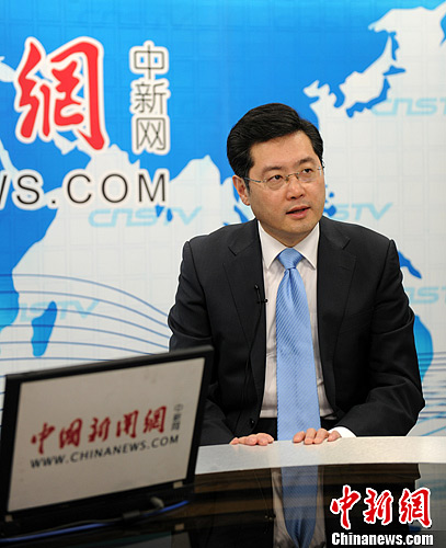 外交部发言人、新闻司司长秦刚2月22日做客<a target='_blank' href='http://www.chinanews.com/' >中新网</a>，就“推进公共外交，加强沟通理解”与网友进行在线交流。