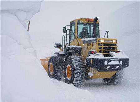 日本工作人员在清理积雪。 日本工作人员在清理积雪。