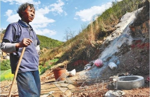 富民县罗免乡麻地村的龙应明新挖了2个水窖应对干旱 富民县罗免乡麻地村的龙应明新挖了2个水窖应对干旱