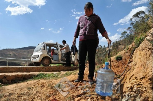 禄劝县永翠阿着的村民到6公里外的地方拉水 禄劝县永翠阿着的村民到6公里外的地方拉水