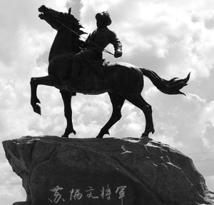 苏炳文广场上的英雄雕像 苏炳文广场上的英雄雕像
