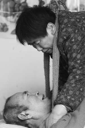 孙计民每隔一个小时都要这样为丈夫翻一次身。 孙计民每隔一个小时都要这样为丈夫翻一次身。