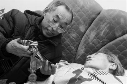 如今,卧床3年的老伴最爱听王忠臣和她一起回忆当年得奖牌的那些事儿。本组图片由记者姜旭摄 如今,卧床3年的老伴最爱听王忠臣和她一起回忆当年得奖牌的那些事儿。本组图片由记者姜旭摄