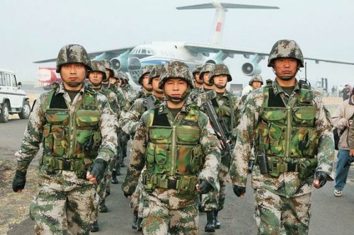 资料图:展示威武英姿的中国军人 资料图:展示威武英姿的中国军人