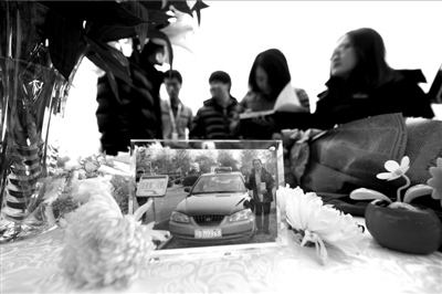 百度的员工,在李杰的车位处献花留言悼念。本报记者潘之望摄 百度的员工,在李杰的车位处献花留言悼念。本报记者潘之望摄