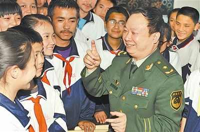 庄仕华与乌鲁木齐市66中学的各族同学交流。马爱国摄 庄仕华与乌鲁木齐市66中学的各族同学交流。马爱国摄