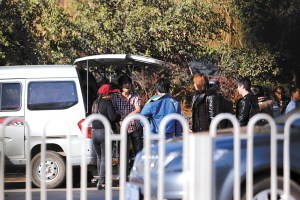 价格商讨满意后,黑车司机将旅客行李搬运上车 价格商讨满意后,黑车司机将旅客行李搬运上车