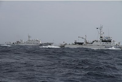 日媒公布的中国“海监66”船追击日渔船照片,期间日本“水城”号巡逻船干扰了中国执法船 日媒公布的中国“海监66”船追击日渔船照片,期间日本“水城”号巡逻船干扰了中国执法船