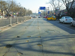 清河小营西路 百米长路面 百个破烂坑 清河小营西路 百米长路面 百个破烂坑