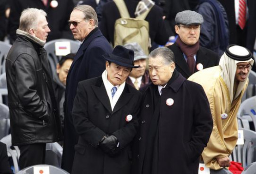 日本副首相麻生太郎(前左)头戴黑礼帽,身穿黑风衣,造型引人注目 日本副首相麻生太郎(前左)头戴黑礼帽,身穿黑风衣,造型引人注目
