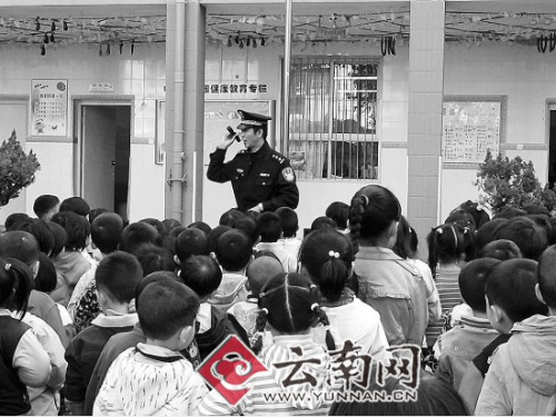 民警给孩子们宣讲安全知识 民警给孩子们宣讲安全知识