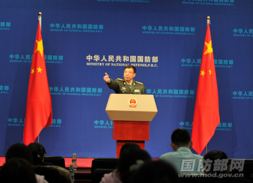 国防部新闻事务局局长、国防部新闻发言人耿雁生大校回答记者提问。 国防部新闻事务局局长、国防部新闻发言人耿雁生大校回答记者提问。