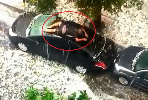 “爱车男”趴在车顶,用身体为爱车挡冰雹 “爱车男”趴在车顶,用身体为爱车挡冰雹