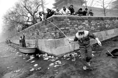 岸上岸下配合,让船在河道内前进。昨日,市环卫集团40余名环卫工与责任单位一起,集中清理故宫筒子河内垃圾,截至17时,故宫周边筒子河垃圾基本清理完毕。本版摄影/新京报记者 侯少卿 岸上岸下配合,让船在河道内前进。昨日,市环卫集团40余名环卫工与责任单位一起,集中清理故宫筒子河内垃圾,截至17时,故宫周边筒子河垃圾基本清理完毕。本版摄影/新京报记者 侯少卿