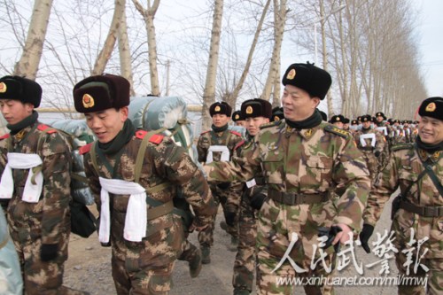 为新兵加油鼓劲。图片来源:人民武警报 为新兵加油鼓劲。图片来源:人民武警报