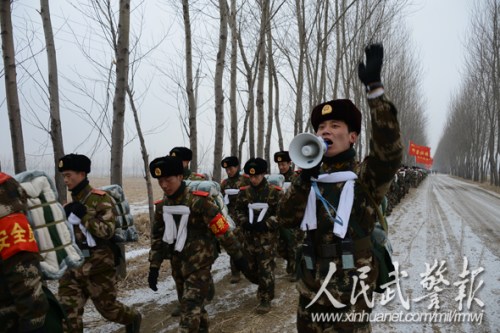 嘹亮口号喊起来。图片来源:人民武警报 嘹亮口号喊起来。图片来源:人民武警报