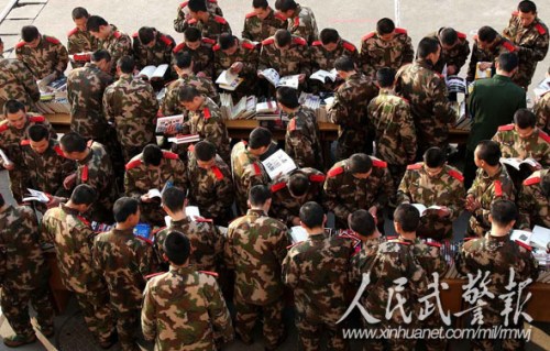 选书现场。图片来源:人民武警报 选书现场。图片来源:人民武警报