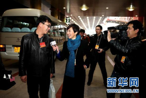 3月2日7时20分,来自内蒙古自治区的全国人大代表乘坐列车抵达北京西站,成为首批抵京参加十二届全国人大一次会议的京外代表。这是记者在采访代表。 新华社记者 金立旺 摄 3月2日7时20分,来自内蒙古自治区的全国人大代表乘坐列车抵达北京西站,成为首批抵京参加十二届全国人大一次会议的京外代表。这是记者在采访代表。 新华社记者 金立旺 摄