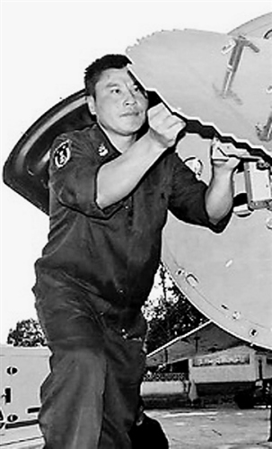 黄良平,全国人大代表,1992年入伍,三级军士长,现任海军航空兵某团修理厂无线电技师,荣获全军优秀士官人才奖一等奖,多次被上级评为技术能手、科技练兵先进个人。 黄良平,全国人大代表,1992年入伍,三级军士长,现任海军航空兵某团修理厂无线电技师,荣获全军优秀士官人才奖一等奖,多次被上级评为技术能手、科技练兵先进个人。