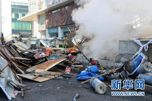 这是3月4日拍摄的爆炸现场地下通道出口。 3月4日上午9时许,沈阳市太原街中华路新世界百货门前地下通道发生爆炸。 新华社记者 潘昱龙 摄 这是3月4日拍摄的爆炸现场地下通道出口。 3月4日上午9时许,沈阳市太原街中华路新世界百货门前地下通道发生爆炸。 新华社记者 潘昱龙 摄