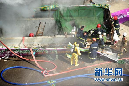 3月4日,消防队员准备进入地下通道进行灭火工作。 新华社记者 潘昱龙 摄 3月4日,消防队员准备进入地下通道进行灭火工作。 新华社记者 潘昱龙 摄