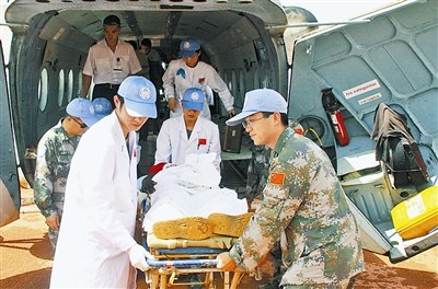 该分部赴南苏丹维和医疗队在瓦乌机场抢救患病联合国工作人员的情景.