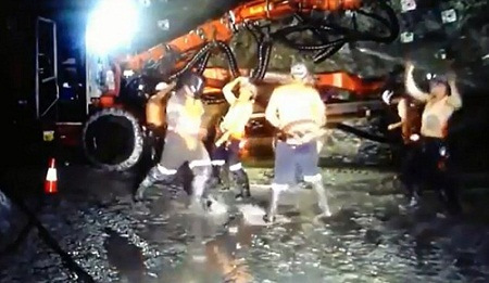 澳大利亚金矿15名矿工在矿洞跳“屌丝舞”(网页截图) 澳大利亚金矿15名矿工在矿洞跳“屌丝舞”(网页截图)
