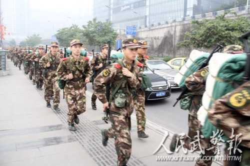 快速奔袭。图片来源:人民武警报 快速奔袭。图片来源:人民武警报