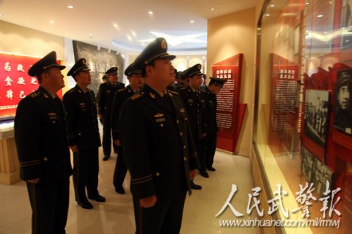认真参观。图片来源:人民武警报 认真参观。图片来源:人民武警报