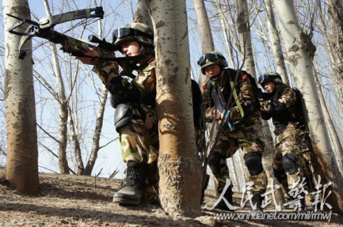 战术配合。图片来源:人民武警报 战术配合。图片来源:人民武警报