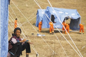当地政府组织人力为受灾群众搭建救灾帐篷 王小琴摄 当地政府组织人力为受灾群众搭建救灾帐篷 王小琴摄