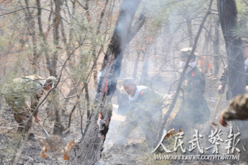 扑灭明火。图片来源:人民武警报 扑灭明火。图片来源:人民武警报