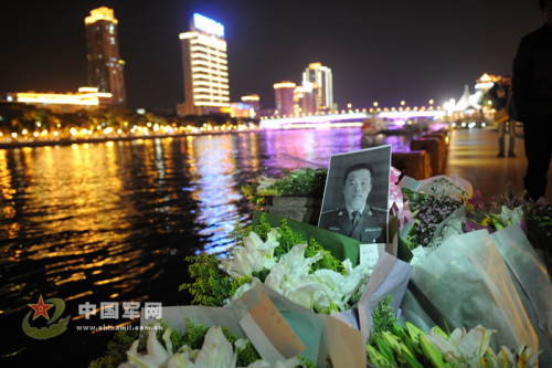 3月3日晚9时,30多束鲜花、几十支香烟,市民在广州珠江西堤码头为救人英雄郑益龙祈祷。陆建东摄 3月3日晚9时,30多束鲜花、几十支香烟,市民在广州珠江西堤码头为救人英雄郑益龙祈祷。陆建东摄