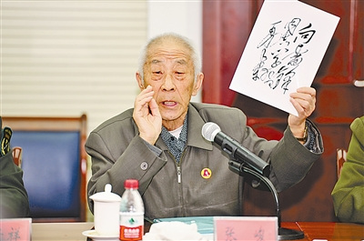 3月5日下午,张峻在座谈会上讲述雷锋的故事 盖旭辉摄 3月5日下午,张峻在座谈会上讲述雷锋的故事 盖旭辉摄