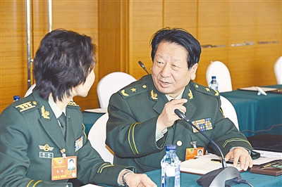 来自武警新疆总队的政协委员侯小勤在小组讨论时发言。本报记者 岱天荣摄 来自武警新疆总队的政协委员侯小勤在小组讨论时发言。本报记者 岱天荣摄