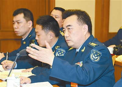 全国人大代表、空军总医院院长王建昌在小组讨论时发言。 本报记者 冯凯旋摄 全国人大代表、空军总医院院长王建昌在小组讨论时发言。 本报记者 冯凯旋摄