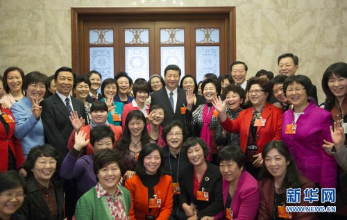 3月8日,中共中央总书记、中共中央军委主席习近平参加十二届全国人大一次会议江苏代表团审议。这是习近平同女代表合影,并代表党中央向出席两会的女代表、女委员,向全国各族各界妇女致以节日的祝贺。新华社记者兰红光摄 3月8日,中共中央总书记、中共中央军委主席习近平参加十二届全国人大一次会议江苏代表团审议。这是习近平同女代表合影,并代表党中央向出席两会的女代表、女委员,向全国各族各界妇女致以节日的祝贺。新华社记者兰红光摄