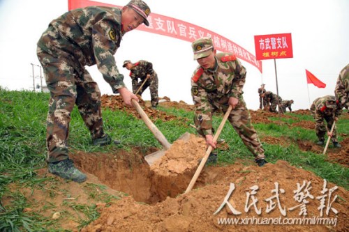 植树造林建生态十堰。图片来源:人民武警报 植树造林建生态十堰。图片来源:人民武警报