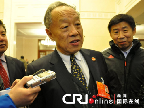 十二届全国人大一次会议在人民大会堂举行第三次全体会议,图为李肇星正与媒体记者“拉家常”。姚毅婧 摄 十二届全国人大一次会议在人民大会堂举行第三次全体会议,图为李肇星正与媒体记者“拉家常”。姚毅婧 摄