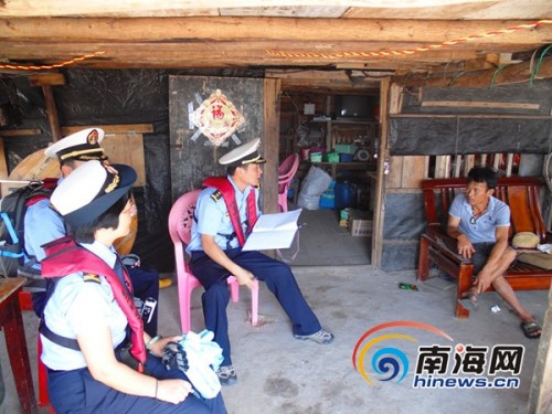 中国海监执法人员在赵述岛渔民家里了解情况(南海网特派记者高鹏摄) 中国海监执法人员在赵述岛渔民家里了解情况(南海网特派记者高鹏摄)