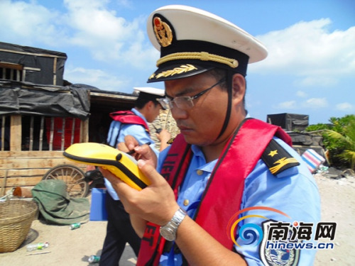 中国海监执法人员在赵述岛记录数据(南海网特派记者高鹏摄) 中国海监执法人员在赵述岛记录数据(南海网特派记者高鹏摄)