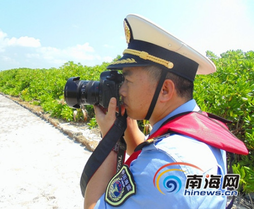 中国海监执法人员在赵述岛拍照记录(南海网特派记者高鹏摄) 中国海监执法人员在赵述岛拍照记录(南海网特派记者高鹏摄)