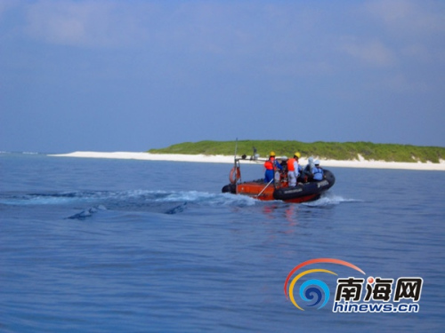 中国海监执法人员乘坐冲锋舟(南海网特派记者高鹏摄) 中国海监执法人员乘坐冲锋舟(南海网特派记者高鹏摄)