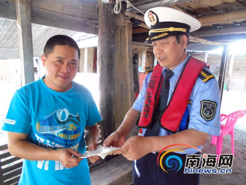 执法编队现场指挥长张卫健向北岛居民递上《海岛保护法》宣传册子(南海网特派记者高鹏摄) 执法编队现场指挥长张卫健向北岛居民递上《海岛保护法》宣传册子(南海网特派记者高鹏摄)