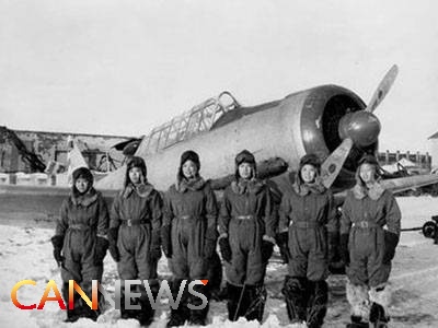 1952年3月8日 新中国培养出第一批全体女飞行员 1952年3月8日 新中国培养出第一批全体女飞行员