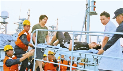官兵将邓坚接送上岸。 官兵将邓坚接送上岸。