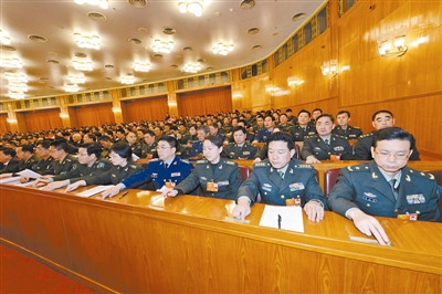 3月10日,十二届全国人大一次会议举行第三次全体会议。图为军队代表表决大会选举和决定任命的办法草案。 记者 冯凯旋摄 3月10日,十二届全国人大一次会议举行第三次全体会议。图为军队代表表决大会选举和决定任命的办法草案。 记者 冯凯旋摄